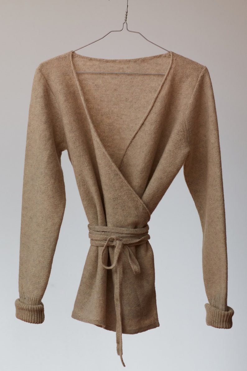 Strick-Wollwickel-Strickjacke, Strickwolle-Wickelpullover mit Gürtel, Natürliche grüne Wolle-Strickjacke mit V-Ausschnitt, Bio-Woll-Strickjacke, Weicher Wollpullover Frauen outmeal