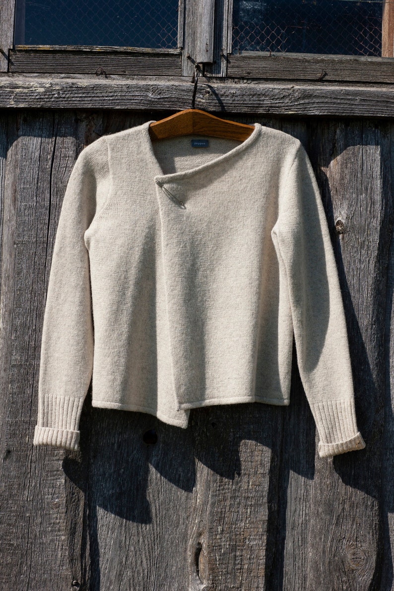 Handgefertigte Woll-Wickel-Strickjacke, Strickjacke aus natürlicher Wolle, Strickjacke aus Bio-Wolle, Weicher Wollpullover, Warmer Winterpullover nougat