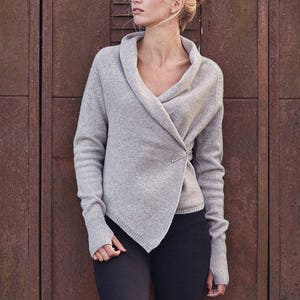 Cardigan in lana lavorata a maglia, involucro in lana organica, maglione in lana nera naturale, top in lana lavorata a mano, cardigan in lana morbida organica, maglieria in lana da donna immagine 7