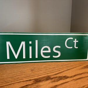 カスタム住所ストリートサイン - あらゆる道路名を刻印できる手作り木製サイン、複数のサイズ