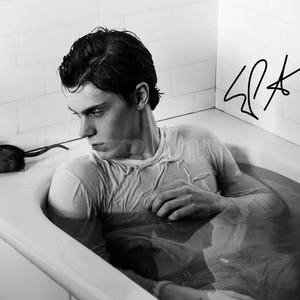 Może przedstawiać: Czarno-białe zdjęcie osoby w wannie z szczurem na krawędzi wanny. Osoba patrzy na szczura. Zdjęcie jest podpisane "S2K".