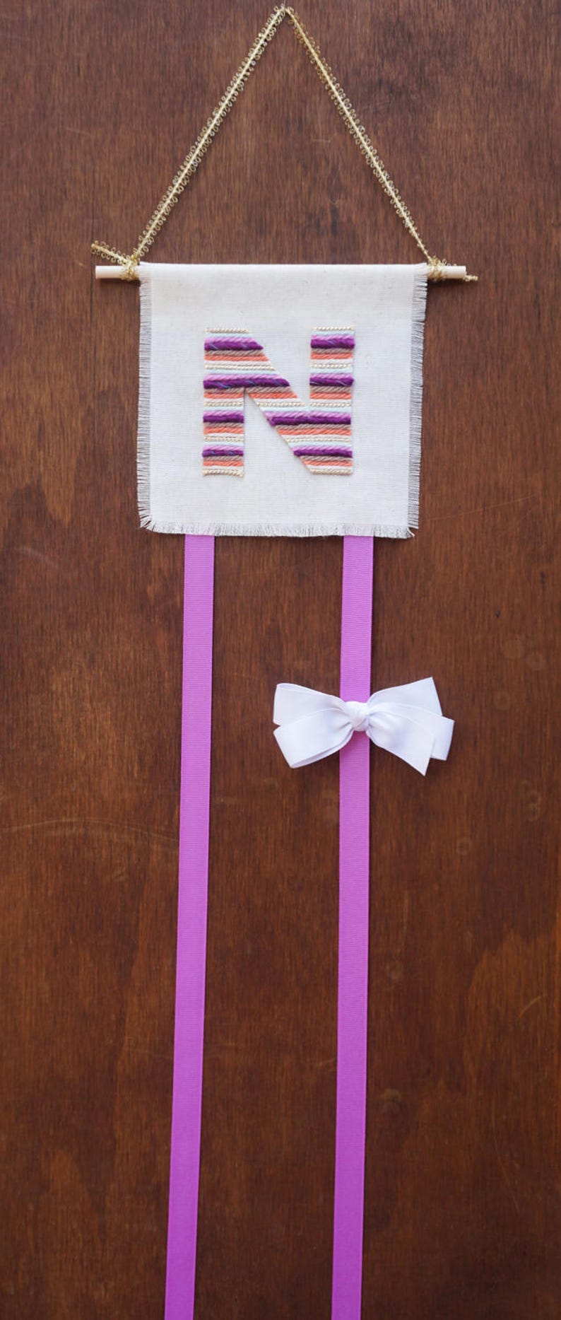 Cadeau personnalisé cheveux noeud porte cintre initiales violet et or arc arc Chic porte décor de chambre denfant Bébé fille douche image 2
