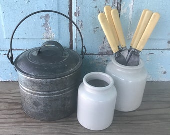 Vintage Tin Berry Bucket with lid * Primitive Lunch Pail * Modern Farmhouse Decor * Americana Decor* Beach house kitchen storage * tin vase