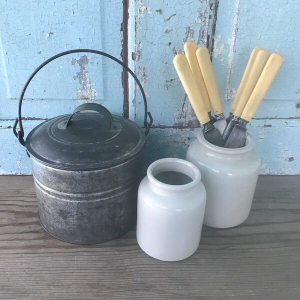 Vintage Tin Berry Bucket with lid * Primitive Lunch Pail * Modern Farmhouse Decor * Americana Decor* Beach house kitchen storage * tin vase