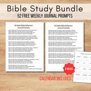 Può includere: Un pacchetto di studio biblico con il testo "Bible Study Bundle" e "52 FREE WEEKLY JOURNAL PROMPTS". L'immagine include due pagine di suggerimenti per il diario e un calendario 2026. È visibile anche un adesivo rosso "FREE".