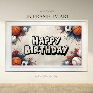Może przedstawiać: Oprawiony cyfrowy wydruk artystyczny z napisem "HAPPY BIRTHDAY" pogrubionymi, czarno-białymi literami. Grafika przedstawia koszykówki, piłki do baseballu i piłki nożne z czerwonymi i niebieskimi rozpryskami farby.