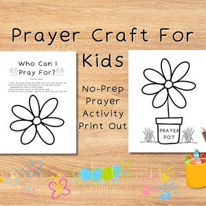 Puede incluir: Una mesa de madera muestra una actividad de manualidades de oración para niños. Dos páginas blancas presentan contornos de flores y texto, con las palabras "Prayer Craft For Kids". Lápices de colores y ceras están en recipientes amarillos.