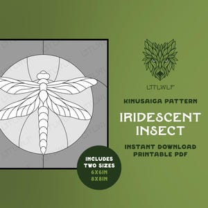Op de afbeelding: Een digitaal Kinusaiga-patroon met een lijntekening van een libel in een cirkelvormig kader. De tekst luidt LTTLWLF, KINUSAIGA PATTERN, IRIDESCENT INSECT, INSTANT DOWNLOAD PRINTABLE PDF en INCLUDES TWO SIZES 15,24X15,24CM 20,32X20,32CM op een groene achtergrond.