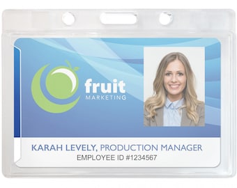 Puede incluir: Un porta-credencial de plástico transparente con una tarjeta de identificación de empleado azul y blanca en su interior. La tarjeta presenta un logotipo de fruta verde con el texto "fruit MARKETING" y una foto de una mujer. El texto "KARAH LEVELY, PRODUCTION MANAGER" y "EMPLOYEE ID #1234567" está impreso en la tarjeta.