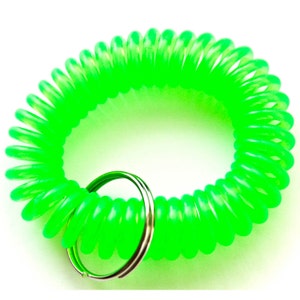 Puede incluir: Un llavero retráctil de color verde brillante con un anillo de llave plateado.