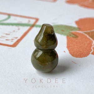 Wisiorek z naturalnego jadeitu w kolorze ciemnożółtozielonym klasy A (tykwa) nr 220699