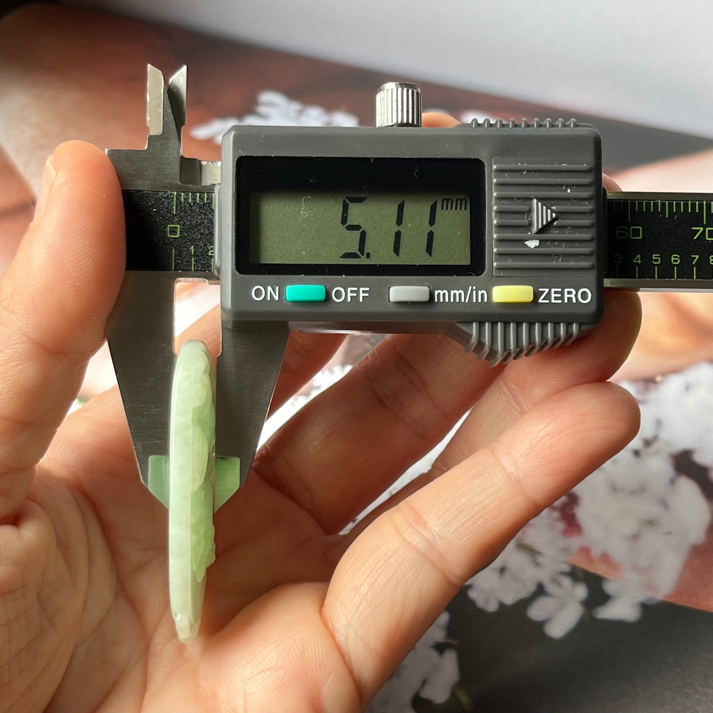 本翡翠 透彫 6g 東キ7-0902☆2F 本翡翠 透彫 6g 東キ7-0902☆2F