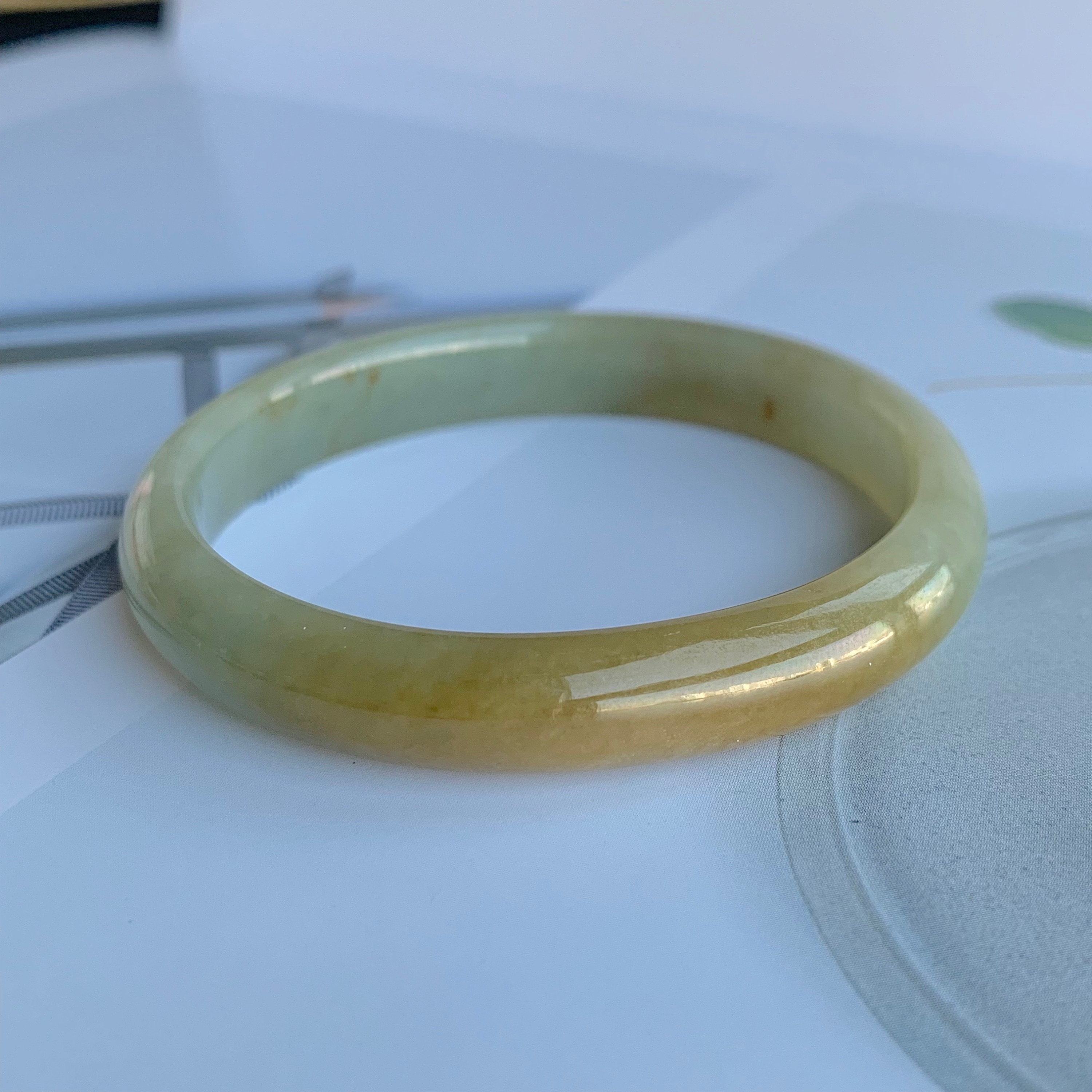 49.6 mm Aグレード翡翠イエロー＆グリーンモダンオーバルバングル No