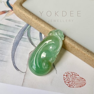Wisiorek Ruyi z naturalnego zielonego jadeitu klasy A nr 170818, prezent z jadeitu dla niego, prezenty na dobre bogactwo i powodzenie, amulet na szczęście, rzeźby z jadeitu