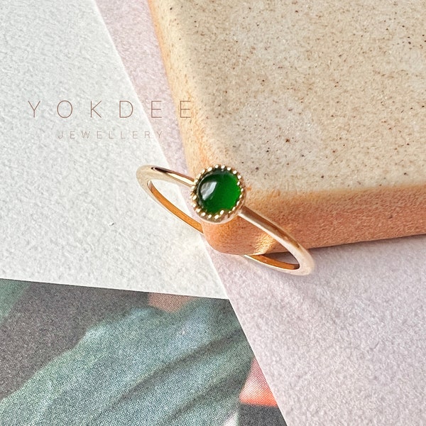 Anello Petite Dolly in giadeite verde imperiale naturale di grado A da 16,1 mm No.162329 Anello di giada semplice, anello di giada delicato, anello impilabile