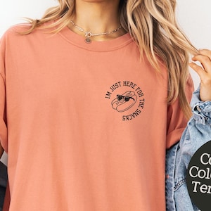 Je suis juste là pour les collations, t-shirt hot-dog dessin animé, chemise de jour de match de baseball pour femme, t-shirt graphique sport girly, tenue de match de baseball rétro