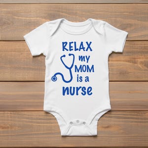 Relájate, mi mamá es enfermera, SVG, PNG, diseño de vinilo de transferencia de calor, regalo de baby shower hecho a mano, regalo de profesión médica, camiseta divertida para bebé