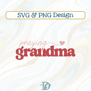 Può includere: Un design digitale con il testo "SVG & PNG Design" in turchese e "praying grandma" in un carattere script con un cuore. La parola "grandma" è in grassetto, in rosso. Lo sfondo ha un effetto marmorizzato.