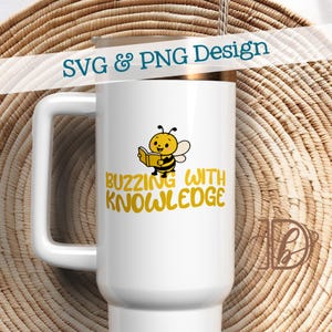 Puede incluir: Taza de café blanca con una abeja de dibujos animados amarilla y negra leyendo un libro. La taza tiene el texto "BUZZING WITH KNOWLEDGE" en amarillo. La parte superior de la taza es dorada. Las palabras "SVG & PNG Design" están en la parte superior.