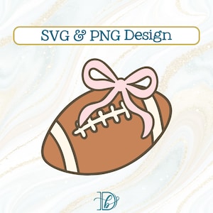 Puede incluir: Un balón de fútbol americano marrón con rayas y cordones blancos, adornado con un lazo rosa. La imagen incluye el texto "SVG & PNG Design" en una pancarta. Es un diseño gráfico digital.