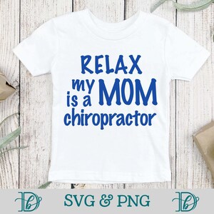 Relájate, mi mamá es quiropráctica, SVG, PNG, regalo de baby shower hecho a mano, regalo de profesión médica, camiseta divertida para bebé, camiseta personalizada de mamá doctora