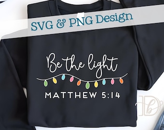 Sé la luz SVG + PNG, Luces navideñas coloridas, Mateo 5:14, Diseño de versículo bíblico cristiano (Descarga digital)