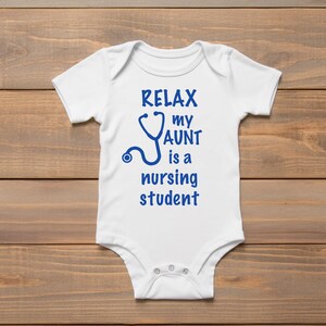 Relájate, mi tía es estudiante de enfermería, SVG, PNG, diseño HTV, regalo de baby shower hecho a mano, regalo para sobrino/sobrina, camiseta divertida para bebé lactante, tía genial