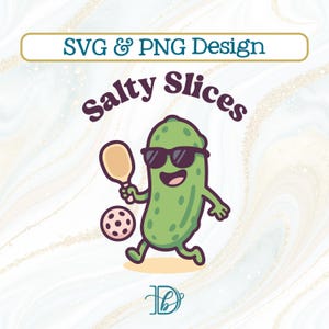 Salty Slices SVG + PNG, zabawna koszulka z maskotką Pickle i nazwą drużyny pickleball (pobranie cyfrowe)
