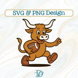 Puede incluir: Ilustración de dibujos animados de un toro marrón corriendo con un balón de fútbol. El toro tiene cuernos blancos, una nariz blanca y zapatos marrones. Incluye el texto "SVG & PNG Design".