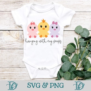 Hangin' With My Peeps, SVG & PNG, Babys erstes Oster-Shirt, lustiges Baby-Frühlings-Outfit, Girly kokette Schleife Ostern Küken