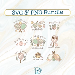 Op de afbeelding: Een verzameling SVG- en PNG-afbeeldingen met pickleball-thema's. De ontwerpen omvatten pickleball-rackets, ballen en zinnen als "Queen of the Court" en "I love pickleball". Het kleurenpalet bevat pastelroze, groen en beige.