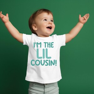 ¡Soy el Primo Pequeño!, SVG, PNG, Diseño HTV, Regalo de Baby Shower Hecho a Mano, Fotos de Reunión Familiar de Primos Bebés, Cita de Primo SVG, Equipo de Primos