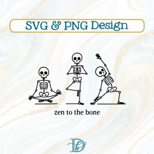 Op de afbeelding: Zwart-wit SVG- en PNG-ontwerp met drie skeletfiguren in yogahoudingen. De tekst "SVG & PNG Design" staat bovenaan en "zen to the bone" onderaan. De achtergrond heeft een marmer effect.
