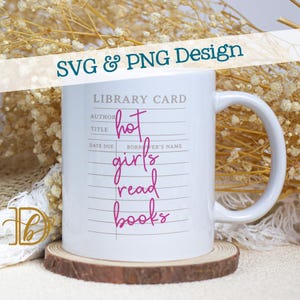 Puede incluir: Taza de cerámica blanca con diseño de tarjeta de biblioteca. La taza presenta las palabras "hot girls read books" en escritura rosa, con el texto "SVG & PNG Design" en la parte superior. La taza está sobre un posavasos de madera.