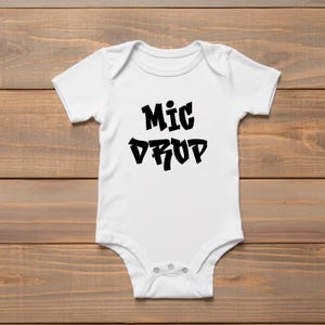 Mic Drop, SVG, PNG, Transfer ciepła, Prezent na baby shower, Czcionka graffiti, Śmieszna koszulka, Prezent na nowego chłopca