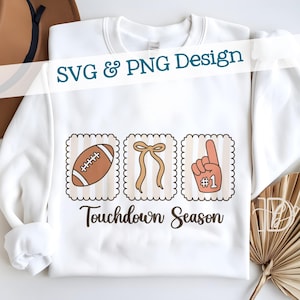 Sellos de fútbol americano con doodles SVG + PNG de la temporada de touchdown, diseño de camiseta para el día del partido femenino (diseño digital)