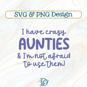 以下が含まれることがあります： 「SVG & PNG Design」のテキストが入ったデジタルデザイン。「I have crazy AUNTIES & I'm not afraid to use them!」というフレーズが遊び心のあるフォントで書かれています。背景は、金色のアクセントが入った大理石のような効果があります。