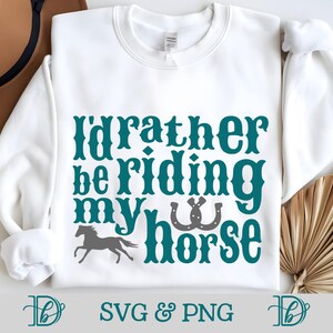 Preferirei cavalcare il mio cavallo, SVG PNG, verde acqua e argento, maglietta Country Life, maglione con ferri di cavallo da cowboy, carattere in stile western, cavallo in corsa SVG