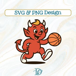 Puede incluir: Un diablo de dibujos animados rojo con una pelota de baloncesto. El diablo tiene cuernos, una cola y está sonriendo. La imagen incluye el texto "SVG & PNG Design" en una pancarta.
