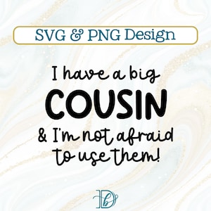 以下が含まれることがあります： 「I have a big COUSIN & I'm not afraid to use them!」の黒い文字と「SVG & PNG Design」の文字が上部に配置されたデジタルデザイン。背景は金色のアクセントが入った大理石模様。下部にロゴがあります。