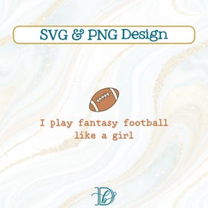 Puede incluir: Diseño SVG y PNG con un gráfico de fútbol americano. El texto dice: "Juego al fútbol fantasy como una chica". El diseño está sobre un fondo veteado con un borde turquesa y dorado.