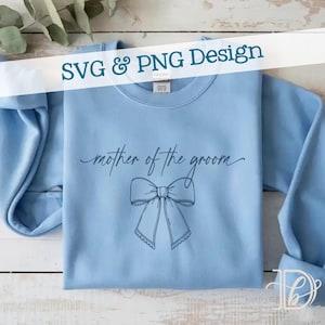 Może przedstawiać: Jasnoniebieska bluza z napisem "mother of the groom" kursywą nad ilustracją kokardy. Tekst "SVG & PNG Design" jest wyświetlany u góry na białym banerze.