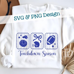 Sellos de fútbol americano con doodles SVG + PNG de la temporada de touchdown, diseño de camiseta femenina del equipo azul para el día del partido (diseño digital)