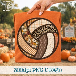 Puede incluir: Una camiseta naranja con un gráfico grande de un balón de voleibol compuesto por varios patrones de estilo tela, incluyendo flores, estampado de leopardo, cuadros, lunares y diseños a cuadros, todo bordeado por un borde cosido marrón oscuro.
