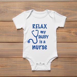 Relájate, mi papá es enfermero, SVG, PNG, HTV, regalo de baby shower hecho a mano, regalo de bebé de profesión médica, mono divertido para bebé, regalo para papá primerizo