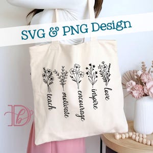 Puede incluir: Bolso tote color crema con diseños florales negros y las palabras "teach, motivate, encourage, inspire, love". El texto "SVG & PNG Design" está en la parte superior. Un arreglo floral está en el fondo.