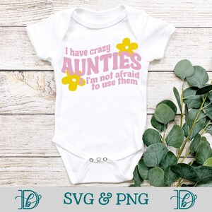 Tengo tías locas y no tengo miedo de usarlas, SVG PNG, margarita amarilla, regalo de baby shower, regalo de sobrina, atuendo divertido para bebé, tía genial