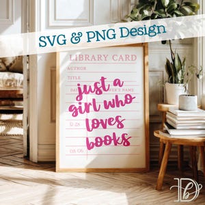 Puede incluir: Un cartel enmarcado con un diseño de ficha de biblioteca. El texto rosa dice "just a girl who loves books". La parte superior del marco tiene el texto "SVG & PNG Design" en color turquesa.
