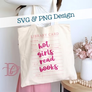Puede incluir: Bolso tote de color crema con un diseño de tarjeta de biblioteca rosa. El texto en la bolsa dice "hot girls read books". La bolsa también tiene el texto "SVG & PNG Design" en una pancarta en la parte superior.