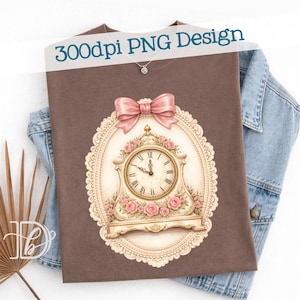 Puede incluir: Una camiseta marrón con un diseño de reloj vintage. El diseño incluye una esfera de reloj, rosas rosas y un lazo rosa. El texto "300dpi PNG Design" se muestra en la parte superior de la camiseta.